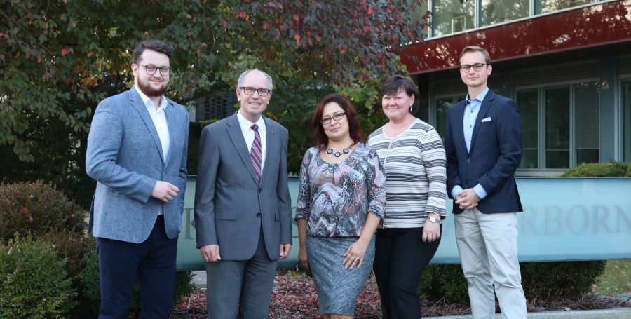 Von links nach rechts: Dietmar Schulmeister,  NRW-Vorsitzender der Landsmannschaft der Deutschen aus Russland (LmDR), Landrat Manfred Müller, Tatiana Wind, Mitglied des Vorstands Monolith e.V., Elena Kern, pädagogische Mitarbeiterin von Monolith e.V., Julius Bertram, Mitarbeiter von Rüdiger Scholz MdL, Beauftragter für Vertriebene, Aussiedler und deutsche Minderheiten der CDU-Fraktion im Landtag NRW beim Treffen im Paderborner Kreishaus  (Foto: © Amt für Presse- und Öffentlichkeitsarbeit, Kreis Paderborn, Ulrike Sander)